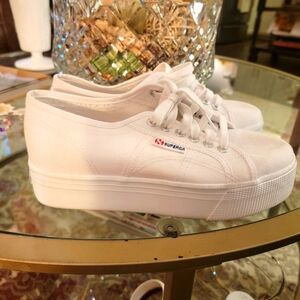 SUPERGA WOMENS WHITE PLATFORM TENNIS SHOES IN WHITE. SIZE 39
